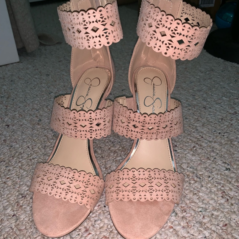 Jessica Simpson pumps